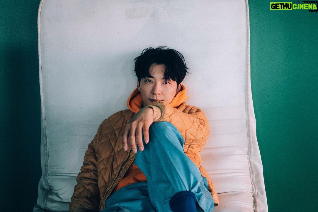 Gen Hoshino Instagram - 星野源のイヤーブック “Yellow Magazine” ISSUE:6 皆さんの元に届き始めたようです。今年のイエローマガジンは更に素晴らしい内容になりました。本が好きな人、雑誌が好きな人、音楽が好きな人、シンセが好きな人、笑いが好きな人、デザインが好きな人、全ての人にお勧めです。ぜひ手に入れてください。 #YM2022 #YellowMagazine #星野源 #藤原聡 #飯尾和樹 #佐久間宣行 #GenHoshino