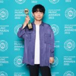 Gen Hoshino Instagram - スペシャアワードにて、星野源「不思議」が2021年のMVの年間最優秀賞である ”Video Of The Year” を受賞しました。 色々な想いを抱えながら、でも今しかできないことを、今だからこそできることを、新しい代表作として、これから世の中のスタンダードにするべくアイデアを持って制作に取り組みました。受賞、めちゃくちゃ嬉しいです 監督の林響太朗くん @kyotaro_photo 、そして関わってくださったスタッフの皆さん、楽曲制作に関わってくださった皆さん、本当におめでとう。そしてありがとう！ そしてもちろん、セレネにも！ （あ、7年連続受賞だそうです！ ありがとうございます！） #星野源 #不思議 #スペシャアワード