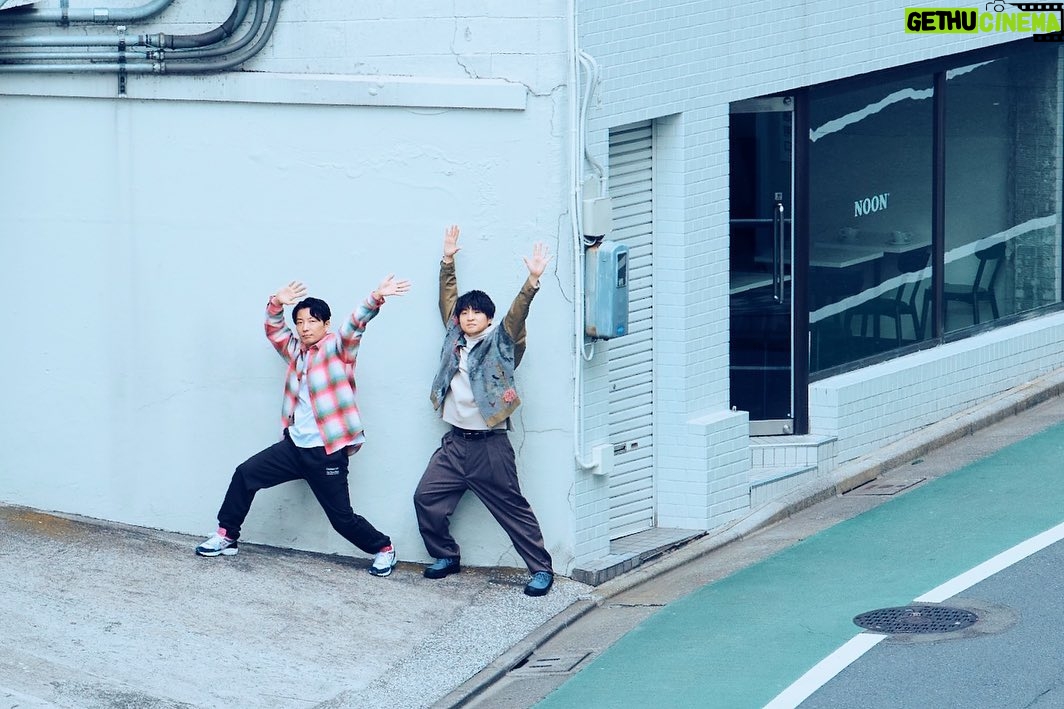 Gen Hoshino Instagram - 星野源のイヤーブック “Yellow Magazine” ISSUE:6 皆さんの元に届き始めたようです。今年のイエローマガジンは更に素晴らしい内容になりました。本が好きな人、雑誌が好きな人、音楽が好きな人、シンセが好きな人、笑いが好きな人、デザインが好きな人、全ての人にお勧めです。ぜひ手に入れてください。 #YM2022 #YellowMagazine #星野源 #藤原聡 #飯尾和樹 #佐久間宣行 #GenHoshino