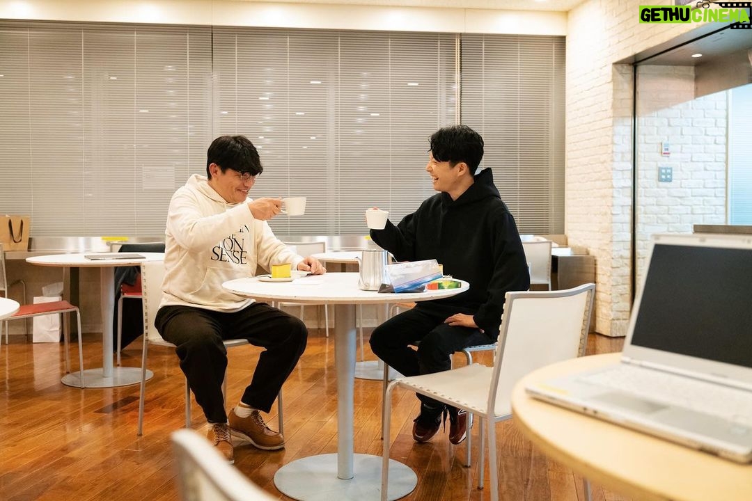 Gen Hoshino Instagram - 星野源のイヤーブック “Yellow Magazine” ISSUE:6 皆さんの元に届き始めたようです。今年のイエローマガジンは更に素晴らしい内容になりました。本が好きな人、雑誌が好きな人、音楽が好きな人、シンセが好きな人、笑いが好きな人、デザインが好きな人、全ての人にお勧めです。ぜひ手に入れてください。 #YM2022 #YellowMagazine #星野源 #藤原聡 #飯尾和樹 #佐久間宣行 #GenHoshino