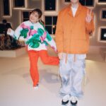 Gen Hoshino Instagram - YOASOBIとの「SUN」最高でしたね。一緒に歌ってくれてすごく嬉しかったです。リハも2日間しっかりやって、色々と話もできて楽しかった。 あの大人数での生演奏（バンドも、ストリングスの皆さんも全員生です）、はとても貴重で中々できないものです。そしてイレブンプレイのみんなも一緒にダンスしてくれて、色々と思い出したり、感慨深い気持ちになりました。またツアーがしたい。 そして「創造」は朝までかかったけどめちゃくちゃ楽しかったです。どうやって撮影したかは、今度のオールナイトニッポンで。 #君の声が聴きたい #YOASOBI #星野源 #創造 #SUN #スーパーニンテンドーワールド #2枚目の2人の温度差