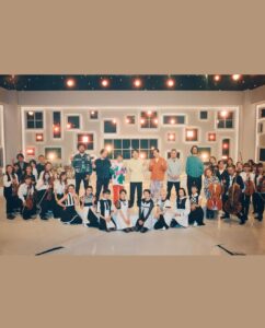 Gen Hoshino Instagram - YOASOBIとの「SUN」最高でしたね。一緒に歌ってくれてすごく嬉しかったです。リハも2日間しっかりやって、色々と話もできて楽しかった。 あの大人数での生演奏（バンドも、ストリングスの皆さんも全員生です）、はとても貴重で中々できないものです。そしてイレブンプレイのみんなも一緒にダンスしてくれて、色々と思い出したり、感慨深い気持ちになりました。またツアーがしたい。 そして「創造」は朝までかかったけどめちゃくちゃ楽しかったです。どうやって撮影したかは、今度のオールナイトニッポンで。 #君の声が聴きたい #YOASOBI #星野源 #創造 #SUN #スーパーニンテンドーワールド #2枚目の2人の温度差