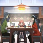 Gen Hoshino Instagram - 新曲「喜劇」が流れる『SPY×FAMILY』のエンディングアニメが公開されました。演出は錦織敦史さんです。 僕は錦織さんの作品が大好きです。錦織さんとは6年前、僕のライブを観に来て下さった時にご挨拶したことがきっかけで、連絡を交わすようになりました。 いつかお仕事でご一緒できたらいいなと思いつつ時が経ち、『SPY×FAMILY』の主題歌の制作が決まった少しあと、エンディングアニメの演出を錦織さんが担当すると聞いて、それはもう飛び上がって喜びました。 完成した映像を初めて観たときはチームのみんなと一緒だったんですが、あまりにも素晴らしくて涙が飛び出そうになり、必死に我慢しながら「おﾝ…」とか「ﾎ…ｲｲﾈ…」とニセさんみたいなキモリアクションをしつつ、家に帰ってから改めて観直してニコニコしながら泣きました。 制作に関わったスタッフの皆さんが、「喜劇」という楽曲を聴き込み、身体の中に取り込んで制作してくださったことが、ひしひしと伝わってきました。 そんな最高のエンディングアニメ、皆さんもぜひ2億回観てください。YouTubeやTwitterにも公式からアップされています。もちろん『SPY×FAMILY』本編も。3話も最高でしたね。何度でも、これからも、ぜひ！ #SPY_FAMILY #星野源喜劇 #錦織敦史 #Comedy #GenHoshino #星野源