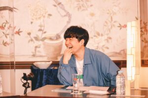 Gen Hoshino Instagram - 「Live Streaming “宴会” 鳳凰篇」、アーカイブは今月いっぱいまで。まだ視聴チケットも買えます。明日、土曜日の夜8時からアーカイブの同時鑑賞会があり、コメント機能や投げ銭も復活し、僕も参加するっぽいです。一緒に同じ時間を過ごしましょう。 #YP_ENKAI #星野源 Photo by @nishimakitaichi