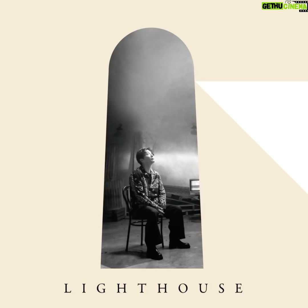 Gen Hoshino Instagram - 新作EP「LIGHTHOUSE」がリリースしました。 僕は暗い歌を作るのが好きです。闇や絶望を歌うのが好きです。心がしんと静かになって、落ち着くからです。寒い日に暖かい毛布に包まって、雪が降る窓の外を眺めているような気分になります。 そんな静かな心で作った、サウンドや景色の異なる6曲入りEPです。ぜひNetflixシリーズ『LIGHTHOUSE』、そして同時に作っていたもう一つの新曲「生命体」と共に、楽しんでいただければ幸いです。 感想は #星野源_LIGHTHOUSE まで。 My newest EP, "LIGHTHOUSE," is out now. I like writing dark songs. I like singing about darkness and despair because it makes my heart quiet and calm. It’s as if I’m wrapped in a warm blanket on a cold day, looking out the window at the falling snow. I made this EP with that feeling in mind. It has 6 songs with different sounds and scenes. Please enjoy them along with the Netflix series "LIGHTHOUSE" and another new song, "Life," which I was working on at the same time as this EP. 全新EP《LIGHTHOUSE》發行了。 我喜歡創作暗黑歌曲,歌頌黑暗與絕望。 這讓我心情寧靜、安定。 就像寒冷的日子裹著溫暖毛毯,凝視窗外雪景的心情。 這張EP收錄了六首不同音色與景色的歌曲。 請務必收看Netflix《心靈燈塔/LIGHTHOUSE》與另一首新歌〈生命体/Life〉。 신작 EP 'LIGHTHOUSE'가 발매되었습니다. 저는 어두운 노래 만드는 걸 좋아해요. 어둠이나 절망을 노래하는 것도 좋아합니다. 마음이 조용해지고 차분해지니까요. 추운 날에 따뜻한 담요를 두르고 눈 내리는 창밖을 바라보고 있는 듯한 기분이 듭니다. 그런 마음을 담아 각기 다른 사운드와 경치로 제작한 6곡이 포함된 EP입니다. 꼭 넷플릭스 시리즈 “LIGHTHOUSE”와 같은 시기에 제작한 또 하나의 신곡 '生命体/Life'를 함께 즐겨주세요. #LIGHTHOUSE #GenHoshino #Netflix