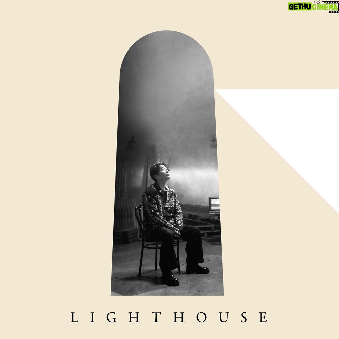 Gen Hoshino Instagram - 9月8日、星野源の新作EP『LIGHTHOUSE』のリリースが決定しました! Netflixシリーズ『LIGHTHOUSE』で書き下ろし披露した5曲に加え、メインテーマ曲『Mad Hope (feat. Louis Cole, Sam Gendel)』のショートVer.が入ってます。 自分の想いがたくさん詰まった曲たちです。意外と、混じりっけなしです。ぜひ何度も聴いて欲しいので、よろしくお願いします。 My EP "LIGHTHOUSE" will be released on September 8. In addition to the five songs written for and performed on Netflix's "LIGHTHOUSE," a short version of the main theme "Mad Hope (feat. Louis Cole, Sam Gendel)" will also be included. These songs are filled with my thoughts and feelings. I hope you'll consider them. 9月8日《LIGHTHOUSE》EP發行確定! 收錄了為Netflix《心靈燈塔/LIGHTHOUSE》創作及現場演出過的5首歌,加上主題曲〈Mad Hope (feat. Louis Cole, Sam Gendel)〉短版本。 請務必接受這滿懷著我各種想法的歌曲們。 9월 8일에 EP “LIGHTHOUSE” 출시가 결정되었습니다. 저의 넷플릭스 프로그램 “LIGHTHOUSE”에서 써내려가고 라이브 퍼포먼스한 다섯 곡에 메인 테마곡 'Mad Hope(feat. Louis Cole, Sam Gendel)' Short Ver.가 녹음되어 있습니다. 제 마음을 많이 담은 곡들입니다. 꼭 그 마음을 받아주세요. #星野源_LIGHTHOUSE #Netflix #LIGHTHOUSE #GenHoshino