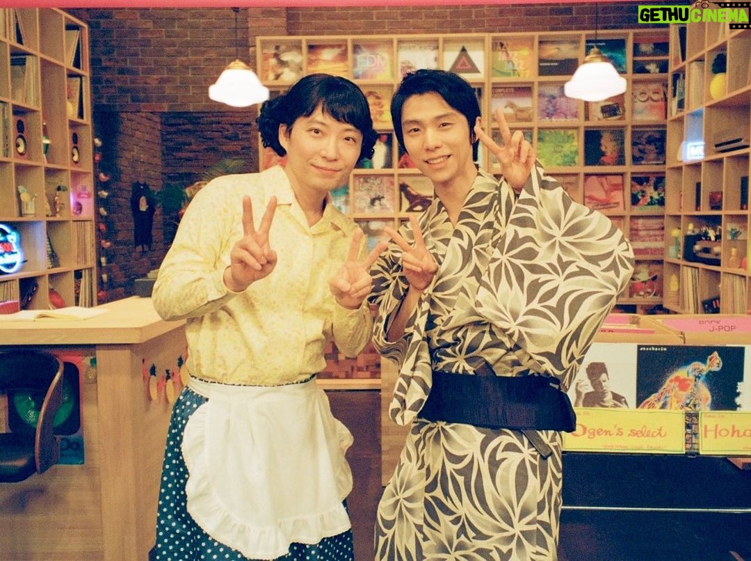 Gen Hoshino Instagram - 3ヶ月続いた『おげんさんのサブスク堂』最終回が放送されました。いかがでしたでしょうか。豊豊さんが「演劇は人生だからね」と言っていたように、「音楽は人生」だと思います。こうして音楽を作れることを、楽しめることに感謝しながら、これからも暗闇の不安と闘い、追い求めていきたいと思います。 次回はまだ決まっていませんが、NHKにお便りをいただければ、次回の実現の可能性は高まります。ご感想はここにでも、#サブスク堂 にでも、NHKに直接でも良いので、ぜひ書いてくださいね。 改めて所ジョージさん、有村架純さん、羽生結弦くん、そして何より相棒、松重豊さん。ありがとうございました。 それではまたいつか。おげんさんでした〜。 #サブスク堂 #おげんさん #羽生結弦 #松重豊 #ゆづ #星野源