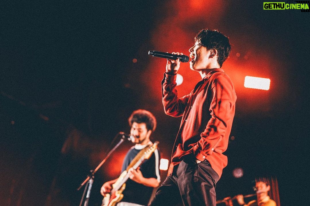 Gen Hoshino Instagram - “so sad so happy” Curated & Produced by Gen Hoshino at SUMMER SONIC BEACH STAGE 8. Gen Hoshino 9. Gen with Sam Gendel 10. “Memories” Gen, UMI, Jacob, Camilo, Sam 11. Jacob Collier 12. Ending そして僕のステージ。夢みたいに最高な時間でした。実は歌っている途中で過呼吸になり、息がつまり、平衡感覚がなくなり、あ、死んだと思った。もう終わりかなと思いながら、とりあえずできるところまでやろうと「くだらないの中に」を歌い始めた時、急に呼吸が落ち着いて一気に元気になった。次元が変わり、違う自分に生まれ変わった感覚があった。次の形態に変態したというか、新しい地平に移り変わった。気がつけば歌い方も動き方も変わり、そこからは無我の境地でした。めちゃくちゃ楽しかった。Samとの共演もあまりにも気持ちのいいグルーヴすぎて鳥肌が止まらなかった。あと入場制限のビーチステージを見られるなんて思ってなかったよ。みんな、来てくれてありがとう。 そしてJacob。音楽の魔法があったとして、その擬人化はこの人だろうなと思う。その音の強烈な矛先はお客さんに向かっているようにも見えるし、環境全体に祈っているようにも見える。あまりにも素晴らしいパフォーマンスでした。 フィナーレは前ポストで書いたように、夢のような瞬間でした。絶対忘れない。 最高の1日でした。ありがとう! #GenHoshino #星野源 #SamGendel #JacobCollier #SoSadSoHappy #SUMMERSONIC