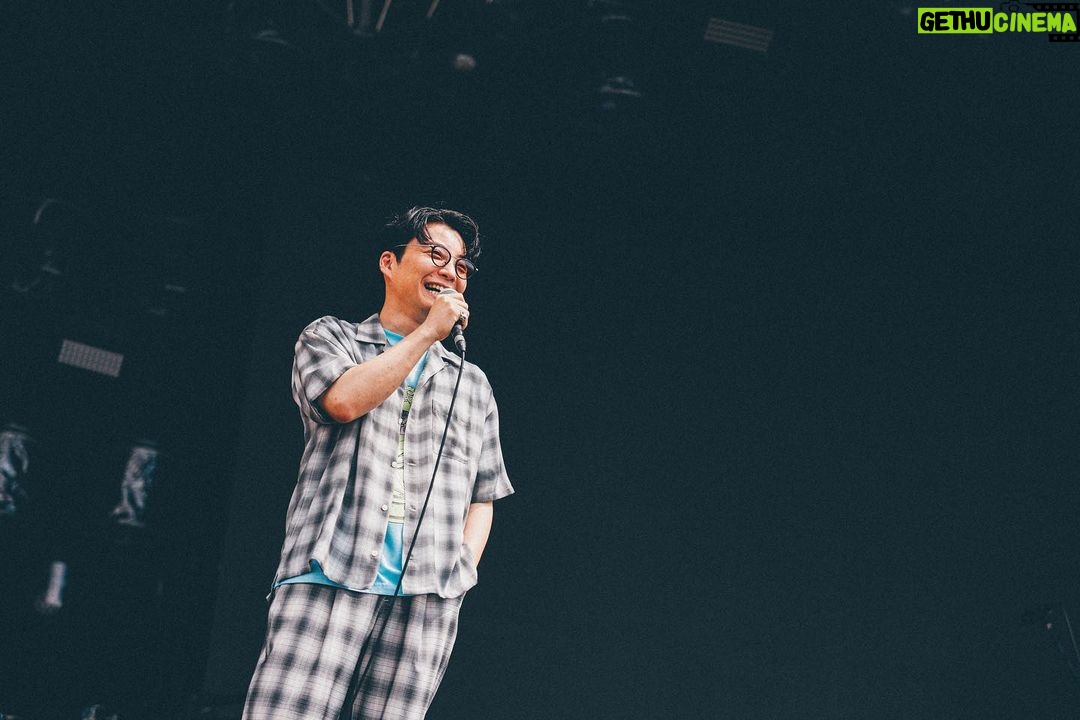 Gen Hoshino Instagram - “so sad so happy” Curated & Produced by Gen Hoshino at SUMMER SONIC BEACH STAGE 1. Opening 2. PETROLS 沢山の声援で迎えて貰い、すごく嬉しかったオープニング。そしていつも最高のペトロールズはまさかのコール&レスポンスがありました。「テンション上がっちゃって」と本人談。嬉しい。 #ペトロールズ #星野源 #SoSadSoHappy #SUMMERSONIC