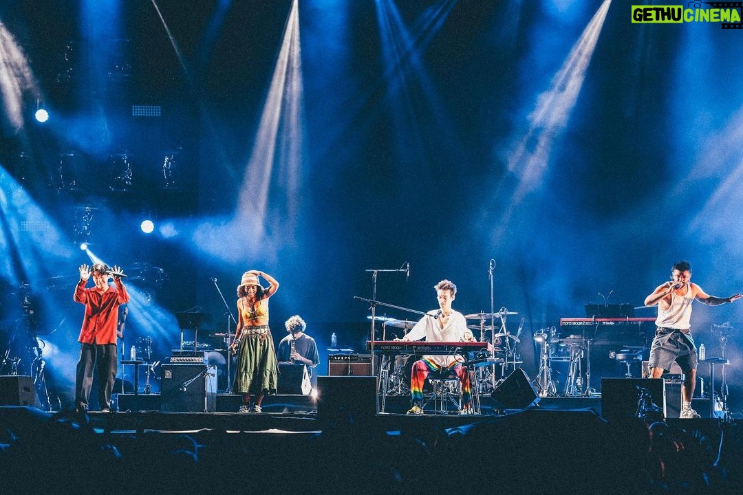 Gen Hoshino Instagram - Thank you! gracias! ありがとう。『So Sad So Happy』改めて素晴らしい1日でした。 様々な国や文化、音楽の才能が、ただラインナップするのではなく、自分という個人を介して音楽を愛する友人たちとして混ざり合い、溶け合い、ここでしか味わえない体験、ここにしかない場所を作り上げたいと思っていました。そして昨日それが叶いました。この日本で新しい音楽の地平が生まれたように思います。この為に集まってくれたアーティスト、スタッフ、関係者のみんな、最高でした。本当に本当にありがとう。 フィナーレには僕、UMI、Jacob Collier, Camilo, Sam Gendelの5人で僕の新曲『Memories』を初披露しました。この楽曲はプロデュース、作曲、楽曲制作をやりました。あの時の会場の空気は忘れられません。音楽人生で最高の瞬間の一つです。 改めて、暑い中体調管理に気をつけながら楽しんでくださった皆さん、最高の空間を一緒に作ってくれて、本当にありがとう!(来られなかった方も、念を飛ばしてくれてありがとうね!) “so sad so happy” was absolutely amazing. We created a one-of-a-kind experience at Summer Sonic where various cultures and musical talents could come together as music-loving friends. A place where we could put aside our business obligations and just be ourselves. I’m confident a new musical horizon was born in Japan yesterday. To all the artists, staff, and people involved, you guys were all incredible. Thank you so, so much. For the finale, UMI, Jacob Collier, Camilo, Sam Gendel, and I unveiled a new song called “Memories,” performed entirely by us five, and produced, composed, and arranged by me. I’ll never forget the atmosphere onstage during our song. It was one of the best moments of my musical career. Once again, thank you all for coming on such a hot day! Después de una noche desde “So Sad So Happy”. Me mezclé con amigos que aman la música, y tuvimos una experiencia única aquí. Fue increíble. Muchas gracias. En el final, Gen Hoshino (yo), UMI, Jacob Collier, Camilo y Sam Gendel presentaron por primera vez mi nueva canción “Memories”. Yo produje, compuse y trabajé en la creación de este tema. No puedo olvidar el ambiente de esa noche en el recinto. Es uno de los momentos más destacados de mi vida musical. Camilo, Jacob, UMI, Sam y todos los que vinieron a ver, gracias de verdad por ayudar a crear ese ambiente tan especial. このフィナーレのポストでコメント欄開けようと思ってたけど昨夜は力尽きちゃって笑。感想はここにコメントしてね! #SUMMERSONIC #SoSadSoHappy #GenHoshino #Jacobcollier#Camilo #UMI #SamGendel #星野源 #サマソニ