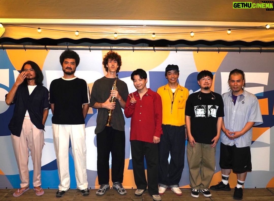 Gen Hoshino Instagram - そして、星野源のステージです。入場制限をありがとう。来てくれた皆さんの笑顔と様々なダンスが目に焼きついています。最高に盛り上がりのおかげで、いつもの自分じゃない自分になれました。異次元。スペシャルゲストにSam Gendel を迎えたスペシャルな編成でお送りしました。最っっっっ高のグルーヴでした。 #星野源 #GenHoshino #SoSadSoHappy #summersonic