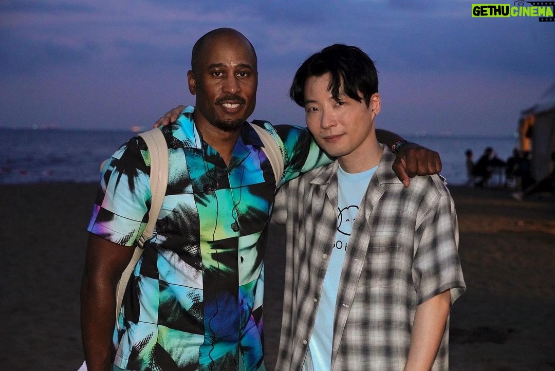 Gen Hoshino Instagram - Ali Shaheed Muhammad。アリが最高のセットを届けてくれました。夕日に音楽が跳ねまくってました。泣いた。舞台裏でもたくさんハグしました。