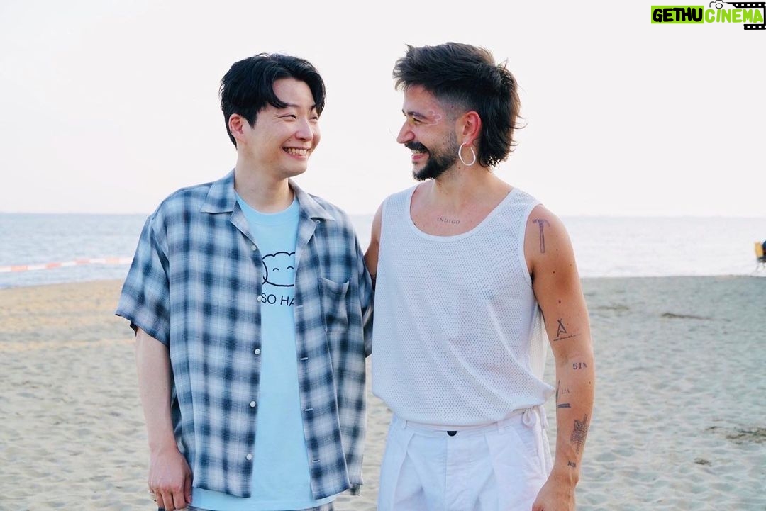 Gen Hoshino Instagram - Camilo最高でした! 全力のパフォーマンスにステージ袖も爆踊りでした。この写真撮影の後、彼は隣の浜に水遊びをしに行きました。#Camilo #SoSadSoHappy #summersonic