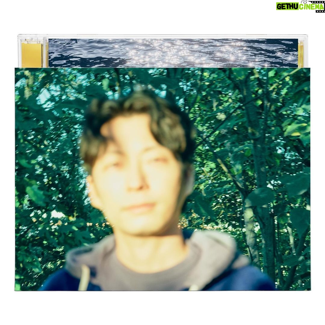 Gen Hoshino Instagram - 12/27(水) リリースのNew single『光の跡/生命体』のジャケット&収録曲です。 星野源 『光の跡/生命体』 1. 光の跡 2. 生命体 3. おともだち 4. Beyond the Sequence まだ謎を残してしまっている新曲「光の跡」、世界陸上&アジア大会のテーマソング「生命体」、オードリーのオールナイトニッポンin東京ドームの主題歌「おともだち」、出演していたUCCのCMに制作したInstrumental楽曲「Beyond the Sequence」が収録されています。 すっっっっごいのできたので、マジでよろしくお願いします! まだ言えないことがあるのよとか、なんでタイトル未定にしてたのかわかんなくなってきたとか、今夜のオールナイトニッポンで話した気がしますので、聴いてね。「おともだち」も流れます。 #星野源_光の跡 ・Gen Hoshino - “Why / Life” December 27 (Wed.) 1. Why 2. Life 3. Odd Couple 4. Beyond the Sequence My latest single features: “Why,” my newest song which still has some details I can’t disclose yet; “Life,” the theme song for the live coverage of the World Athletics Championships and 19th Asian Games; “Odd Couple,” the theme song for my comedian friends’ event “Audrey’s All Night Nippon in Tokyo Dome”; and the instrumental song “Beyond the Sequence.” Man, “Why” is an incredible song. I think all my hard work in 2023 culminated in this song. I hope you’ll like it. ・12/17(三)發行 星野源《光の跡/生命体》(Why / Life) 1.光の跡 (Why) 2.生命体 (Life) 3.おともだち (Odd Couple) 4.Beyond the Sequence 收錄了還無法詳細公開的新曲、世界田徑錦標賽與亞洲運動會主題曲、我的搞笑藝人朋友Audrey的活動All Night Nippon in 東京巨蛋主題曲、以及Instrumental曲目。 是一首超讚的歌。 我覺得2023年所有努力都在這首歌呈現了。敬請期待。 ・12월 27일(수) 릴리스 호시노 겐 (Why / Life) 1.光の跡 (Why) 2.生命体 (Life) 3.おともだち (Odd Couple) 4.Beyond the Sequence 아직 알려드릴 수 없는 정보가 포함되어 있는 ’光の跡(Why)‘, TBS 계열 ”세계 육상” & “항저우 아시안 게임“ 주제곡 ’生命体(Life)‘, 친구이기도 한 개그맨 오도리의 이벤트 “오도리의 올 나이트 닛폰 in 도쿄돔” 주제곡 ’おともだち(Odd Couple)‘, 인스트루멘탈 곡 ’Beyond the Sequence‘가 수록됐습니다. 멋진 곡이 완성되었습니다. ‘光の跡(Why)‘. 이 곡을 위해 2023년 한 해 동안 열심히 노력한 것 같습니다. 출시를 기대해 주세요.