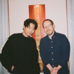 Gen Hoshino Instagram - アリ・アスター監督と対談しました。本当に素敵な人だった。僕のことも楽曲も知ってくれていて、予定時間をオーバーしても映画のことや、今を生きることについて楽しく話しました。対談の公開は来年。YELLOW MAGAZINE +にて。 I had a conversation with director Ari Aster. He’s a really nice guy. He knew about me and my music, and we had a blast talking about films and living in the present, which ended up going over the scheduled time. The interview will be uploaded next year on YELLOW MAGAZINE+. #イエマガプラス #ariaster #beauisafraid