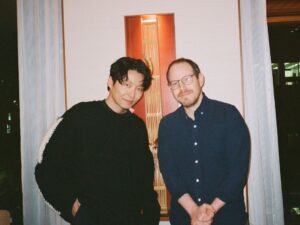 Gen Hoshino Instagram - アリ・アスター監督と対談しました。本当に素敵な人だった。僕のことも楽曲も知ってくれていて、予定時間をオーバーしても映画のことや、今を生きることについて楽しく話しました。対談の公開は来年。YELLOW MAGAZINE +にて。

I had a conversation with director Ari Aster. He’s a really nice guy. He knew about me and my music, and we had a blast talking about films and living in the present, which ended up going over the scheduled time. The interview will be uploaded next year on YELLOW MAGAZINE+.

#イエマガプラス #ariaster #beauisafraid
