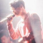Gen Hoshino Instagram - “so sad so happy” Curated & Produced by Gen Hoshino at SUMMER SONIC BEACH STAGE 8. Gen Hoshino 9. Gen with Sam Gendel 10. “Memories” Gen, UMI, Jacob, Camilo, Sam 11. Jacob Collier 12. Ending そして僕のステージ。夢みたいに最高な時間でした。実は歌っている途中で過呼吸になり、息がつまり、平衡感覚がなくなり、あ、死んだと思った。もう終わりかなと思いながら、とりあえずできるところまでやろうと「くだらないの中に」を歌い始めた時、急に呼吸が落ち着いて一気に元気になった。次元が変わり、違う自分に生まれ変わった感覚があった。次の形態に変態したというか、新しい地平に移り変わった。気がつけば歌い方も動き方も変わり、そこからは無我の境地でした。めちゃくちゃ楽しかった。Samとの共演もあまりにも気持ちのいいグルーヴすぎて鳥肌が止まらなかった。あと入場制限のビーチステージを見られるなんて思ってなかったよ。みんな、来てくれてありがとう。 そしてJacob。音楽の魔法があったとして、その擬人化はこの人だろうなと思う。その音の強烈な矛先はお客さんに向かっているようにも見えるし、環境全体に祈っているようにも見える。あまりにも素晴らしいパフォーマンスでした。 フィナーレは前ポストで書いたように、夢のような瞬間でした。絶対忘れない。 最高の1日でした。ありがとう！ #GenHoshino #星野源 #SamGendel #JacobCollier #SoSadSoHappy #SUMMERSONIC