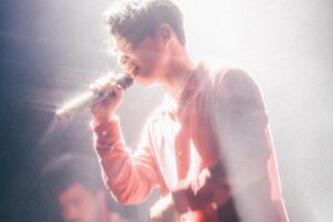 Gen Hoshino Instagram - “so sad so happy” Curated & Produced by Gen Hoshino at SUMMER SONIC BEACH STAGE 8. Gen Hoshino 9. Gen with Sam Gendel 10. “Memories” Gen, UMI, Jacob, Camilo, Sam 11. Jacob Collier 12. Ending そして僕のステージ。夢みたいに最高な時間でした。実は歌っている途中で過呼吸になり、息がつまり、平衡感覚がなくなり、あ、死んだと思った。もう終わりかなと思いながら、とりあえずできるところまでやろうと「くだらないの中に」を歌い始めた時、急に呼吸が落ち着いて一気に元気になった。次元が変わり、違う自分に生まれ変わった感覚があった。次の形態に変態したというか、新しい地平に移り変わった。気がつけば歌い方も動き方も変わり、そこからは無我の境地でした。めちゃくちゃ楽しかった。Samとの共演もあまりにも気持ちのいいグルーヴすぎて鳥肌が止まらなかった。あと入場制限のビーチステージを見られるなんて思ってなかったよ。みんな、来てくれてありがとう。 そしてJacob。音楽の魔法があったとして、その擬人化はこの人だろうなと思う。その音の強烈な矛先はお客さんに向かっているようにも見えるし、環境全体に祈っているようにも見える。あまりにも素晴らしいパフォーマンスでした。 フィナーレは前ポストで書いたように、夢のような瞬間でした。絶対忘れない。 最高の1日でした。ありがとう！ #GenHoshino #星野源 #SamGendel #JacobCollier #SoSadSoHappy #SUMMERSONIC