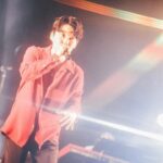 Gen Hoshino Instagram - “so sad so happy” Curated & Produced by Gen Hoshino at SUMMER SONIC BEACH STAGE 8. Gen Hoshino 9. Gen with Sam Gendel 10. “Memories” Gen, UMI, Jacob, Camilo, Sam 11. Jacob Collier 12. Ending そして僕のステージ。夢みたいに最高な時間でした。実は歌っている途中で過呼吸になり、息がつまり、平衡感覚がなくなり、あ、死んだと思った。もう終わりかなと思いながら、とりあえずできるところまでやろうと「くだらないの中に」を歌い始めた時、急に呼吸が落ち着いて一気に元気になった。次元が変わり、違う自分に生まれ変わった感覚があった。次の形態に変態したというか、新しい地平に移り変わった。気がつけば歌い方も動き方も変わり、そこからは無我の境地でした。めちゃくちゃ楽しかった。Samとの共演もあまりにも気持ちのいいグルーヴすぎて鳥肌が止まらなかった。あと入場制限のビーチステージを見られるなんて思ってなかったよ。みんな、来てくれてありがとう。 そしてJacob。音楽の魔法があったとして、その擬人化はこの人だろうなと思う。その音の強烈な矛先はお客さんに向かっているようにも見えるし、環境全体に祈っているようにも見える。あまりにも素晴らしいパフォーマンスでした。 フィナーレは前ポストで書いたように、夢のような瞬間でした。絶対忘れない。 最高の1日でした。ありがとう！ #GenHoshino #星野源 #SamGendel #JacobCollier #SoSadSoHappy #SUMMERSONIC