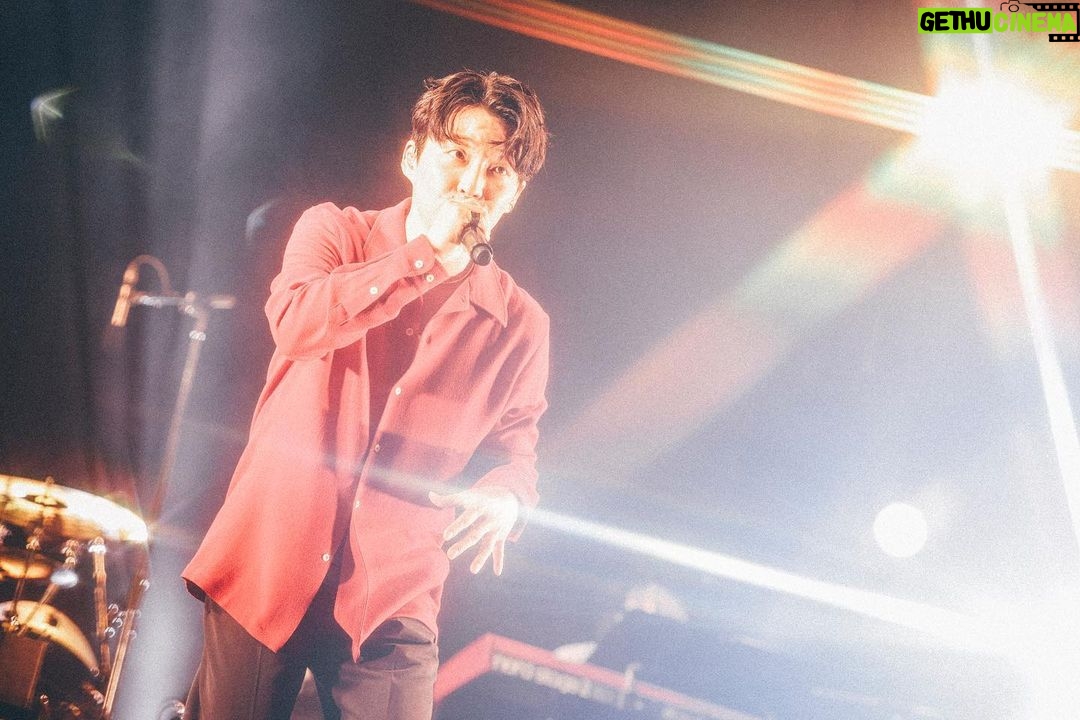 Gen Hoshino Instagram - “so sad so happy” Curated & Produced by Gen Hoshino at SUMMER SONIC BEACH STAGE 8. Gen Hoshino 9. Gen with Sam Gendel 10. “Memories” Gen, UMI, Jacob, Camilo, Sam 11. Jacob Collier 12. Ending そして僕のステージ。夢みたいに最高な時間でした。実は歌っている途中で過呼吸になり、息がつまり、平衡感覚がなくなり、あ、死んだと思った。もう終わりかなと思いながら、とりあえずできるところまでやろうと「くだらないの中に」を歌い始めた時、急に呼吸が落ち着いて一気に元気になった。次元が変わり、違う自分に生まれ変わった感覚があった。次の形態に変態したというか、新しい地平に移り変わった。気がつけば歌い方も動き方も変わり、そこからは無我の境地でした。めちゃくちゃ楽しかった。Samとの共演もあまりにも気持ちのいいグルーヴすぎて鳥肌が止まらなかった。あと入場制限のビーチステージを見られるなんて思ってなかったよ。みんな、来てくれてありがとう。 そしてJacob。音楽の魔法があったとして、その擬人化はこの人だろうなと思う。その音の強烈な矛先はお客さんに向かっているようにも見えるし、環境全体に祈っているようにも見える。あまりにも素晴らしいパフォーマンスでした。 フィナーレは前ポストで書いたように、夢のような瞬間でした。絶対忘れない。 最高の1日でした。ありがとう! #GenHoshino #星野源 #SamGendel #JacobCollier #SoSadSoHappy #SUMMERSONIC