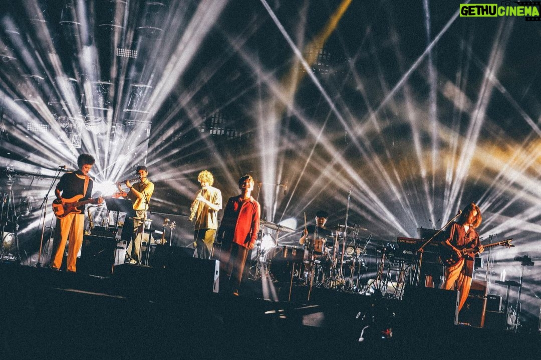 Gen Hoshino Instagram - “so sad so happy” Curated & Produced by Gen Hoshino at SUMMER SONIC BEACH STAGE 8. Gen Hoshino 9. Gen with Sam Gendel 10. “Memories” Gen, UMI, Jacob, Camilo, Sam 11. Jacob Collier 12. Ending そして僕のステージ。夢みたいに最高な時間でした。実は歌っている途中で過呼吸になり、息がつまり、平衡感覚がなくなり、あ、死んだと思った。もう終わりかなと思いながら、とりあえずできるところまでやろうと「くだらないの中に」を歌い始めた時、急に呼吸が落ち着いて一気に元気になった。次元が変わり、違う自分に生まれ変わった感覚があった。次の形態に変態したというか、新しい地平に移り変わった。気がつけば歌い方も動き方も変わり、そこからは無我の境地でした。めちゃくちゃ楽しかった。Samとの共演もあまりにも気持ちのいいグルーヴすぎて鳥肌が止まらなかった。あと入場制限のビーチステージを見られるなんて思ってなかったよ。みんな、来てくれてありがとう。 そしてJacob。音楽の魔法があったとして、その擬人化はこの人だろうなと思う。その音の強烈な矛先はお客さんに向かっているようにも見えるし、環境全体に祈っているようにも見える。あまりにも素晴らしいパフォーマンスでした。 フィナーレは前ポストで書いたように、夢のような瞬間でした。絶対忘れない。 最高の1日でした。ありがとう! #GenHoshino #星野源 #SamGendel #JacobCollier #SoSadSoHappy #SUMMERSONIC