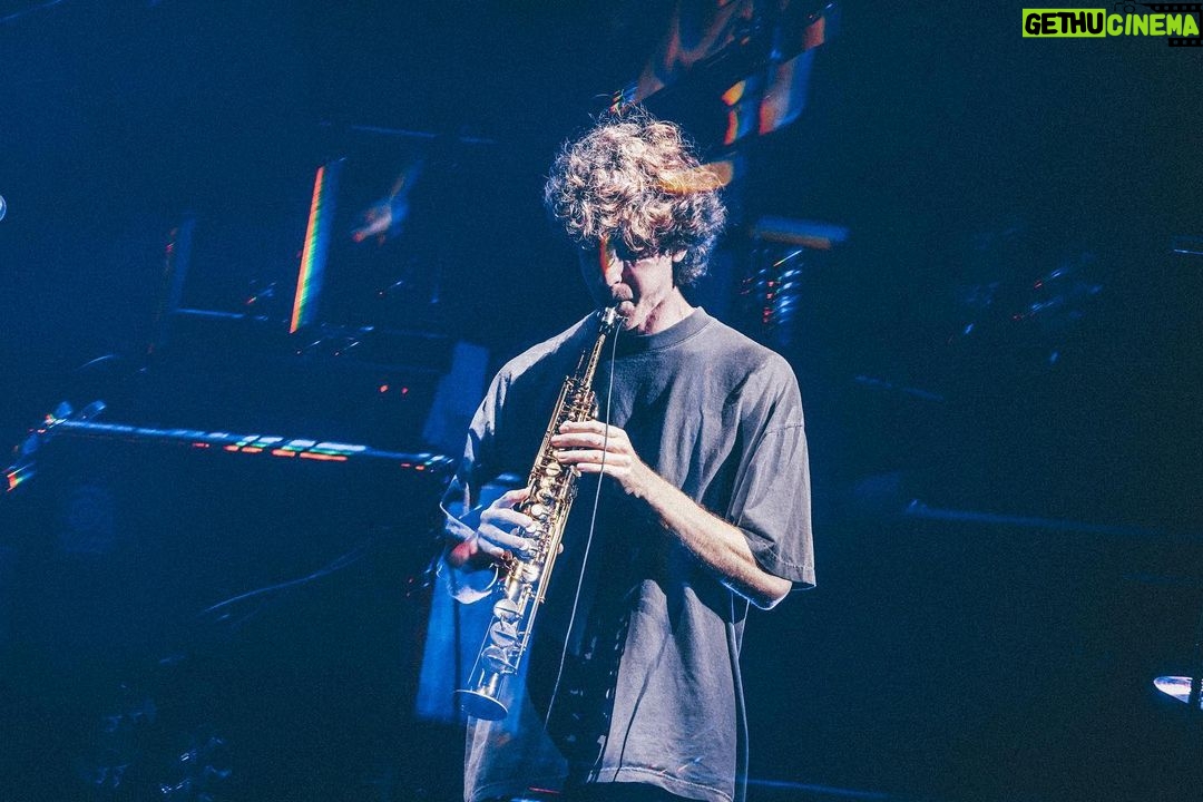 Gen Hoshino Instagram - “so sad so happy” Curated & Produced by Gen Hoshino at SUMMER SONIC BEACH STAGE 8. Gen Hoshino 9. Gen with Sam Gendel 10. “Memories” Gen, UMI, Jacob, Camilo, Sam 11. Jacob Collier 12. Ending そして僕のステージ。夢みたいに最高な時間でした。実は歌っている途中で過呼吸になり、息がつまり、平衡感覚がなくなり、あ、死んだと思った。もう終わりかなと思いながら、とりあえずできるところまでやろうと「くだらないの中に」を歌い始めた時、急に呼吸が落ち着いて一気に元気になった。次元が変わり、違う自分に生まれ変わった感覚があった。次の形態に変態したというか、新しい地平に移り変わった。気がつけば歌い方も動き方も変わり、そこからは無我の境地でした。めちゃくちゃ楽しかった。Samとの共演もあまりにも気持ちのいいグルーヴすぎて鳥肌が止まらなかった。あと入場制限のビーチステージを見られるなんて思ってなかったよ。みんな、来てくれてありがとう。 そしてJacob。音楽の魔法があったとして、その擬人化はこの人だろうなと思う。その音の強烈な矛先はお客さんに向かっているようにも見えるし、環境全体に祈っているようにも見える。あまりにも素晴らしいパフォーマンスでした。 フィナーレは前ポストで書いたように、夢のような瞬間でした。絶対忘れない。 最高の1日でした。ありがとう! #GenHoshino #星野源 #SamGendel #JacobCollier #SoSadSoHappy #SUMMERSONIC