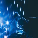 Gen Hoshino Instagram - “so sad so happy” Curated & Produced by Gen Hoshino at SUMMER SONIC BEACH STAGE 8. Gen Hoshino 9. Gen with Sam Gendel 10. “Memories” Gen, UMI, Jacob, Camilo, Sam 11. Jacob Collier 12. Ending そして僕のステージ。夢みたいに最高な時間でした。実は歌っている途中で過呼吸になり、息がつまり、平衡感覚がなくなり、あ、死んだと思った。もう終わりかなと思いながら、とりあえずできるところまでやろうと「くだらないの中に」を歌い始めた時、急に呼吸が落ち着いて一気に元気になった。次元が変わり、違う自分に生まれ変わった感覚があった。次の形態に変態したというか、新しい地平に移り変わった。気がつけば歌い方も動き方も変わり、そこからは無我の境地でした。めちゃくちゃ楽しかった。Samとの共演もあまりにも気持ちのいいグルーヴすぎて鳥肌が止まらなかった。あと入場制限のビーチステージを見られるなんて思ってなかったよ。みんな、来てくれてありがとう。 そしてJacob。音楽の魔法があったとして、その擬人化はこの人だろうなと思う。その音の強烈な矛先はお客さんに向かっているようにも見えるし、環境全体に祈っているようにも見える。あまりにも素晴らしいパフォーマンスでした。 フィナーレは前ポストで書いたように、夢のような瞬間でした。絶対忘れない。 最高の1日でした。ありがとう！ #GenHoshino #星野源 #SamGendel #JacobCollier #SoSadSoHappy #SUMMERSONIC