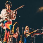 Gen Hoshino Instagram - “so sad so happy” Curated & Produced by Gen Hoshino at SUMMER SONIC BEACH STAGE 8. Gen Hoshino 9. Gen with Sam Gendel 10. “Memories” Gen, UMI, Jacob, Camilo, Sam 11. Jacob Collier 12. Ending そして僕のステージ。夢みたいに最高な時間でした。実は歌っている途中で過呼吸になり、息がつまり、平衡感覚がなくなり、あ、死んだと思った。もう終わりかなと思いながら、とりあえずできるところまでやろうと「くだらないの中に」を歌い始めた時、急に呼吸が落ち着いて一気に元気になった。次元が変わり、違う自分に生まれ変わった感覚があった。次の形態に変態したというか、新しい地平に移り変わった。気がつけば歌い方も動き方も変わり、そこからは無我の境地でした。めちゃくちゃ楽しかった。Samとの共演もあまりにも気持ちのいいグルーヴすぎて鳥肌が止まらなかった。あと入場制限のビーチステージを見られるなんて思ってなかったよ。みんな、来てくれてありがとう。 そしてJacob。音楽の魔法があったとして、その擬人化はこの人だろうなと思う。その音の強烈な矛先はお客さんに向かっているようにも見えるし、環境全体に祈っているようにも見える。あまりにも素晴らしいパフォーマンスでした。 フィナーレは前ポストで書いたように、夢のような瞬間でした。絶対忘れない。 最高の1日でした。ありがとう！ #GenHoshino #星野源 #SamGendel #JacobCollier #SoSadSoHappy #SUMMERSONIC