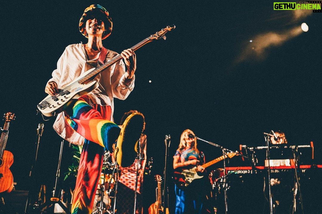 Gen Hoshino Instagram - “so sad so happy” Curated & Produced by Gen Hoshino at SUMMER SONIC BEACH STAGE 8. Gen Hoshino 9. Gen with Sam Gendel 10. “Memories” Gen, UMI, Jacob, Camilo, Sam 11. Jacob Collier 12. Ending そして僕のステージ。夢みたいに最高な時間でした。実は歌っている途中で過呼吸になり、息がつまり、平衡感覚がなくなり、あ、死んだと思った。もう終わりかなと思いながら、とりあえずできるところまでやろうと「くだらないの中に」を歌い始めた時、急に呼吸が落ち着いて一気に元気になった。次元が変わり、違う自分に生まれ変わった感覚があった。次の形態に変態したというか、新しい地平に移り変わった。気がつけば歌い方も動き方も変わり、そこからは無我の境地でした。めちゃくちゃ楽しかった。Samとの共演もあまりにも気持ちのいいグルーヴすぎて鳥肌が止まらなかった。あと入場制限のビーチステージを見られるなんて思ってなかったよ。みんな、来てくれてありがとう。 そしてJacob。音楽の魔法があったとして、その擬人化はこの人だろうなと思う。その音の強烈な矛先はお客さんに向かっているようにも見えるし、環境全体に祈っているようにも見える。あまりにも素晴らしいパフォーマンスでした。 フィナーレは前ポストで書いたように、夢のような瞬間でした。絶対忘れない。 最高の1日でした。ありがとう! #GenHoshino #星野源 #SamGendel #JacobCollier #SoSadSoHappy #SUMMERSONIC