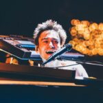 Gen Hoshino Instagram - “so sad so happy” Curated & Produced by Gen Hoshino at SUMMER SONIC BEACH STAGE 8. Gen Hoshino 9. Gen with Sam Gendel 10. “Memories” Gen, UMI, Jacob, Camilo, Sam 11. Jacob Collier 12. Ending そして僕のステージ。夢みたいに最高な時間でした。実は歌っている途中で過呼吸になり、息がつまり、平衡感覚がなくなり、あ、死んだと思った。もう終わりかなと思いながら、とりあえずできるところまでやろうと「くだらないの中に」を歌い始めた時、急に呼吸が落ち着いて一気に元気になった。次元が変わり、違う自分に生まれ変わった感覚があった。次の形態に変態したというか、新しい地平に移り変わった。気がつけば歌い方も動き方も変わり、そこからは無我の境地でした。めちゃくちゃ楽しかった。Samとの共演もあまりにも気持ちのいいグルーヴすぎて鳥肌が止まらなかった。あと入場制限のビーチステージを見られるなんて思ってなかったよ。みんな、来てくれてありがとう。 そしてJacob。音楽の魔法があったとして、その擬人化はこの人だろうなと思う。その音の強烈な矛先はお客さんに向かっているようにも見えるし、環境全体に祈っているようにも見える。あまりにも素晴らしいパフォーマンスでした。 フィナーレは前ポストで書いたように、夢のような瞬間でした。絶対忘れない。 最高の1日でした。ありがとう！ #GenHoshino #星野源 #SamGendel #JacobCollier #SoSadSoHappy #SUMMERSONIC