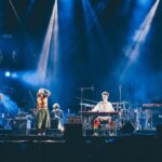 Gen Hoshino Instagram - “so sad so happy” Curated & Produced by Gen Hoshino at SUMMER SONIC BEACH STAGE 8. Gen Hoshino 9. Gen with Sam Gendel 10. “Memories” Gen, UMI, Jacob, Camilo, Sam 11. Jacob Collier 12. Ending そして僕のステージ。夢みたいに最高な時間でした。実は歌っている途中で過呼吸になり、息がつまり、平衡感覚がなくなり、あ、死んだと思った。もう終わりかなと思いながら、とりあえずできるところまでやろうと「くだらないの中に」を歌い始めた時、急に呼吸が落ち着いて一気に元気になった。次元が変わり、違う自分に生まれ変わった感覚があった。次の形態に変態したというか、新しい地平に移り変わった。気がつけば歌い方も動き方も変わり、そこからは無我の境地でした。めちゃくちゃ楽しかった。Samとの共演もあまりにも気持ちのいいグルーヴすぎて鳥肌が止まらなかった。あと入場制限のビーチステージを見られるなんて思ってなかったよ。みんな、来てくれてありがとう。 そしてJacob。音楽の魔法があったとして、その擬人化はこの人だろうなと思う。その音の強烈な矛先はお客さんに向かっているようにも見えるし、環境全体に祈っているようにも見える。あまりにも素晴らしいパフォーマンスでした。 フィナーレは前ポストで書いたように、夢のような瞬間でした。絶対忘れない。 最高の1日でした。ありがとう！ #GenHoshino #星野源 #SamGendel #JacobCollier #SoSadSoHappy #SUMMERSONIC