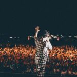 Gen Hoshino Instagram - “so sad so happy” Curated & Produced by Gen Hoshino at SUMMER SONIC BEACH STAGE 8. Gen Hoshino 9. Gen with Sam Gendel 10. “Memories” Gen, UMI, Jacob, Camilo, Sam 11. Jacob Collier 12. Ending そして僕のステージ。夢みたいに最高な時間でした。実は歌っている途中で過呼吸になり、息がつまり、平衡感覚がなくなり、あ、死んだと思った。もう終わりかなと思いながら、とりあえずできるところまでやろうと「くだらないの中に」を歌い始めた時、急に呼吸が落ち着いて一気に元気になった。次元が変わり、違う自分に生まれ変わった感覚があった。次の形態に変態したというか、新しい地平に移り変わった。気がつけば歌い方も動き方も変わり、そこからは無我の境地でした。めちゃくちゃ楽しかった。Samとの共演もあまりにも気持ちのいいグルーヴすぎて鳥肌が止まらなかった。あと入場制限のビーチステージを見られるなんて思ってなかったよ。みんな、来てくれてありがとう。 そしてJacob。音楽の魔法があったとして、その擬人化はこの人だろうなと思う。その音の強烈な矛先はお客さんに向かっているようにも見えるし、環境全体に祈っているようにも見える。あまりにも素晴らしいパフォーマンスでした。 フィナーレは前ポストで書いたように、夢のような瞬間でした。絶対忘れない。 最高の1日でした。ありがとう！ #GenHoshino #星野源 #SamGendel #JacobCollier #SoSadSoHappy #SUMMERSONIC
