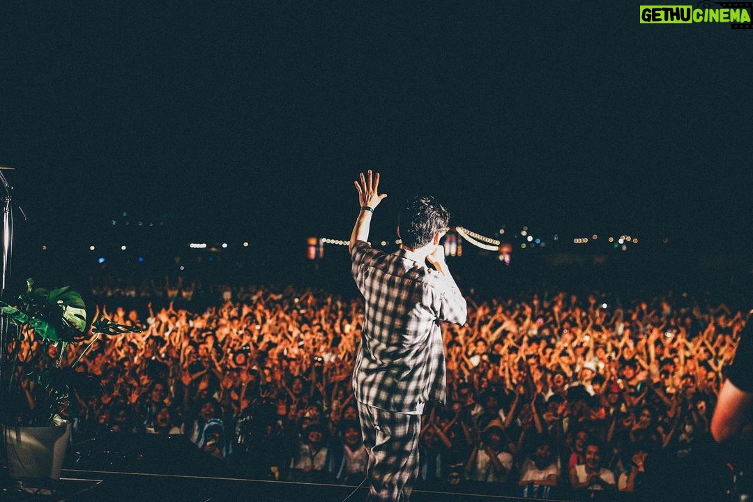 Gen Hoshino Instagram - “so sad so happy” Curated & Produced by Gen Hoshino at SUMMER SONIC BEACH STAGE 8. Gen Hoshino 9. Gen with Sam Gendel 10. “Memories” Gen, UMI, Jacob, Camilo, Sam 11. Jacob Collier 12. Ending そして僕のステージ。夢みたいに最高な時間でした。実は歌っている途中で過呼吸になり、息がつまり、平衡感覚がなくなり、あ、死んだと思った。もう終わりかなと思いながら、とりあえずできるところまでやろうと「くだらないの中に」を歌い始めた時、急に呼吸が落ち着いて一気に元気になった。次元が変わり、違う自分に生まれ変わった感覚があった。次の形態に変態したというか、新しい地平に移り変わった。気がつけば歌い方も動き方も変わり、そこからは無我の境地でした。めちゃくちゃ楽しかった。Samとの共演もあまりにも気持ちのいいグルーヴすぎて鳥肌が止まらなかった。あと入場制限のビーチステージを見られるなんて思ってなかったよ。みんな、来てくれてありがとう。 そしてJacob。音楽の魔法があったとして、その擬人化はこの人だろうなと思う。その音の強烈な矛先はお客さんに向かっているようにも見えるし、環境全体に祈っているようにも見える。あまりにも素晴らしいパフォーマンスでした。 フィナーレは前ポストで書いたように、夢のような瞬間でした。絶対忘れない。 最高の1日でした。ありがとう! #GenHoshino #星野源 #SamGendel #JacobCollier #SoSadSoHappy #SUMMERSONIC