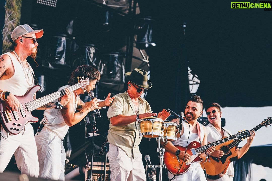 Gen Hoshino Instagram - “so sad so happy” Curated & Produced by Gen Hoshino at SUMMER SONIC BEACH STAGE 5. Camilo 6. Ali Shaheed Muhammad 7. DJ豊豊 Camilo。日本で初めてのパフォーマンス、全身全霊で音楽に挑む姿に目頭が熱くなり、そして楽しすぎる音にワクワクしっぱなしでした。 Ali。「源と日本のヘッズの為に特別なセットを考えてきたんだ」と言ってくれた。あまりにも最高でずっと袖で踊ってた。会うたびになんて素敵な人なんだと友達でいられることを誇りに思う。 DJ豊豊。今回の為にDJを始めた松重さんのDJデビューはあまりにも鮮烈でした。音楽への愛と喜びに満ちてました。前も言ったけど絶対DJ仕事増える。 #Camilo #AliShaheedMuhammad #DJ豊豊 #SoSadSoHappy #SUMMERSONIC