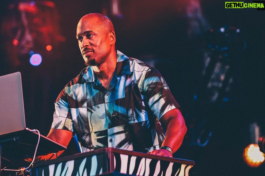 Gen Hoshino Instagram - “so sad so happy” Curated & Produced by Gen Hoshino at SUMMER SONIC BEACH STAGE 5. Camilo 6. Ali Shaheed Muhammad 7. DJ豊豊 Camilo。日本で初めてのパフォーマンス、全身全霊で音楽に挑む姿に目頭が熱くなり、そして楽しすぎる音にワクワクしっぱなしでした。 Ali。「源と日本のヘッズの為に特別なセットを考えてきたんだ」と言ってくれた。あまりにも最高でずっと袖で踊ってた。会うたびになんて素敵な人なんだと友達でいられることを誇りに思う。 DJ豊豊。今回の為にDJを始めた松重さんのDJデビューはあまりにも鮮烈でした。音楽への愛と喜びに満ちてました。前も言ったけど絶対DJ仕事増える。 #Camilo #AliShaheedMuhammad #DJ豊豊 #SoSadSoHappy #SUMMERSONIC