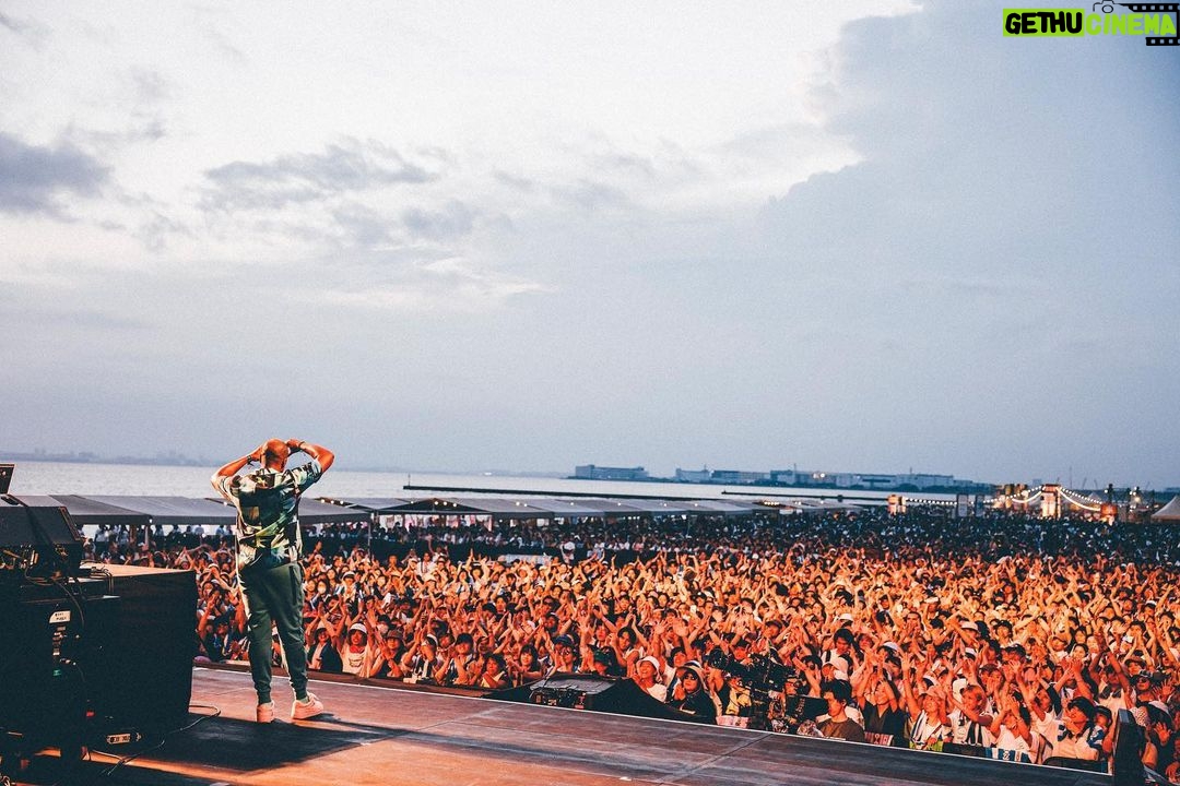 Gen Hoshino Instagram - “so sad so happy” Curated & Produced by Gen Hoshino at SUMMER SONIC BEACH STAGE 5. Camilo 6. Ali Shaheed Muhammad 7. DJ豊豊 Camilo。日本で初めてのパフォーマンス、全身全霊で音楽に挑む姿に目頭が熱くなり、そして楽しすぎる音にワクワクしっぱなしでした。 Ali。「源と日本のヘッズの為に特別なセットを考えてきたんだ」と言ってくれた。あまりにも最高でずっと袖で踊ってた。会うたびになんて素敵な人なんだと友達でいられることを誇りに思う。 DJ豊豊。今回の為にDJを始めた松重さんのDJデビューはあまりにも鮮烈でした。音楽への愛と喜びに満ちてました。前も言ったけど絶対DJ仕事増える。 #Camilo #AliShaheedMuhammad #DJ豊豊 #SoSadSoHappy #SUMMERSONIC