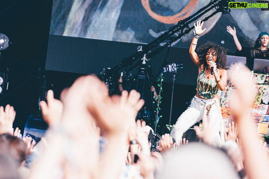 Gen Hoshino Instagram - “so sad so happy” Curated & Produced by Gen Hoshino at SUMMER SONIC BEACH STAGE 3. UMI 4. サイトウ"JxJx"ジュン UMI。驚くほど強くて優しくて切実な彼女の音楽。日本のビーチ、海をバックに彼女が歌う姿を観られて感動しました。ジュンさん。僕の音楽の先生の1人。恐らく1番暑かったであろう時間にも関わらず、最高に気持ちのいいセットを届けてくれました。ありがとうございました! #UMI #サイトウJxJxジュン #SoSadSoHappy #SUMMERSONIC