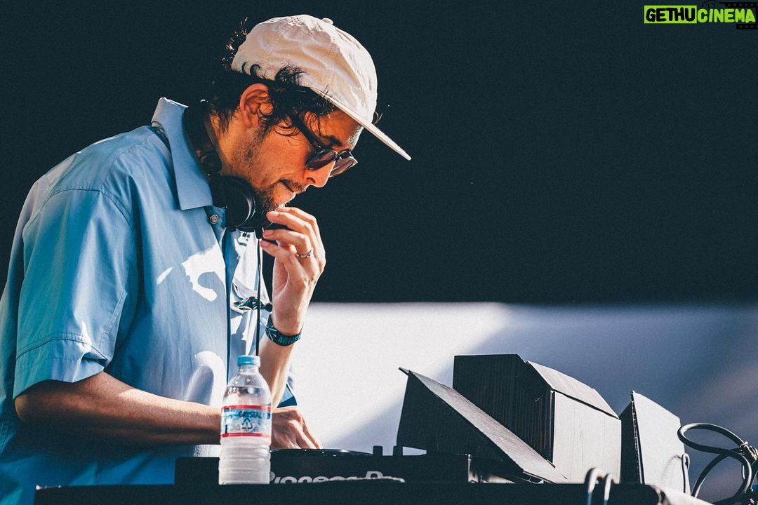 Gen Hoshino Instagram - “so sad so happy” Curated & Produced by Gen Hoshino at SUMMER SONIC BEACH STAGE 3. UMI 4. サイトウ"JxJx"ジュン UMI。驚くほど強くて優しくて切実な彼女の音楽。日本のビーチ、海をバックに彼女が歌う姿を観られて感動しました。ジュンさん。僕の音楽の先生の1人。恐らく1番暑かったであろう時間にも関わらず、最高に気持ちのいいセットを届けてくれました。ありがとうございました! #UMI #サイトウJxJxジュン #SoSadSoHappy #SUMMERSONIC