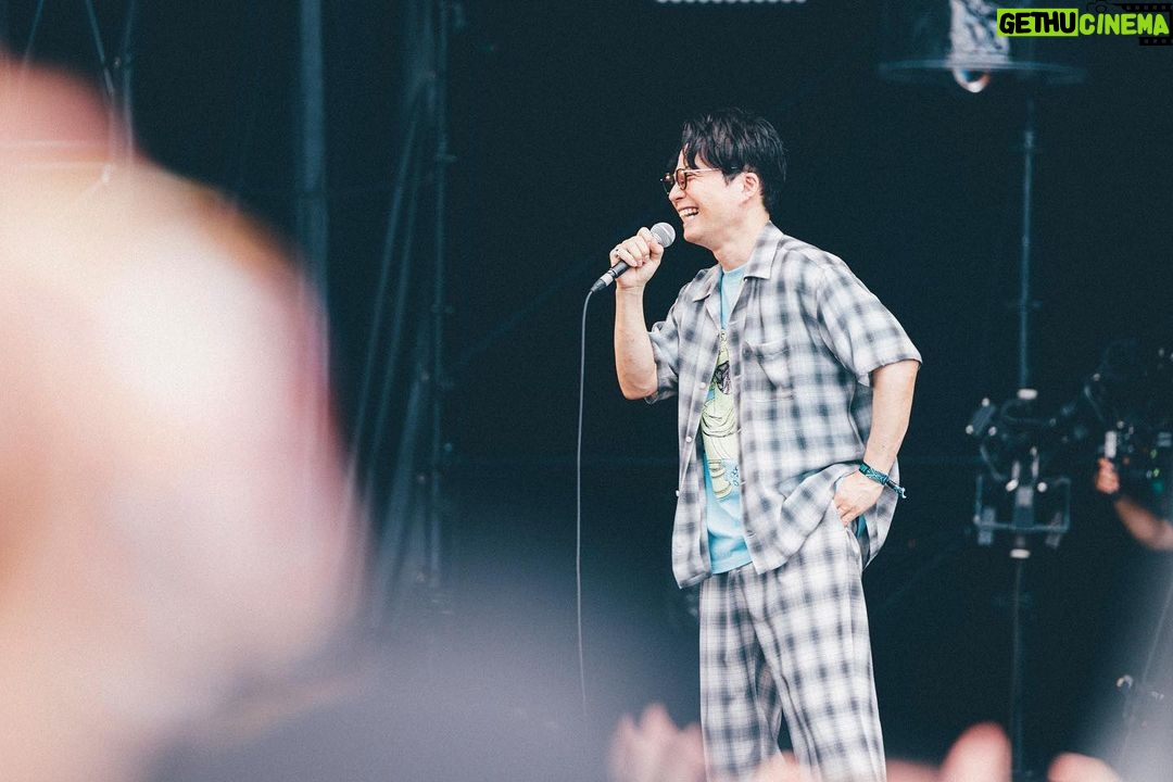 Gen Hoshino Instagram - “so sad so happy” Curated & Produced by Gen Hoshino at SUMMER SONIC BEACH STAGE 1. Opening 2. PETROLS 沢山の声援で迎えて貰い、すごく嬉しかったオープニング。そしていつも最高のペトロールズはまさかのコール&レスポンスがありました。「テンション上がっちゃって」と本人談。嬉しい。 #ペトロールズ #星野源 #SoSadSoHappy #SUMMERSONIC
