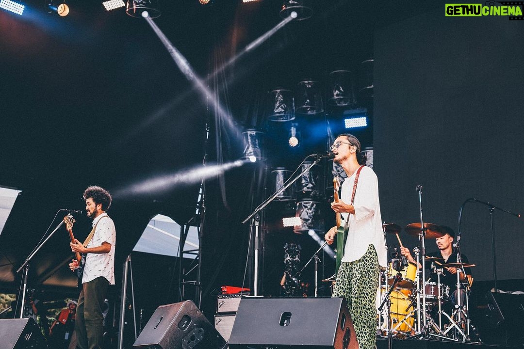 Gen Hoshino Instagram - “so sad so happy” Curated & Produced by Gen Hoshino at SUMMER SONIC BEACH STAGE 1. Opening 2. PETROLS 沢山の声援で迎えて貰い、すごく嬉しかったオープニング。そしていつも最高のペトロールズはまさかのコール&レスポンスがありました。「テンション上がっちゃって」と本人談。嬉しい。 #ペトロールズ #星野源 #SoSadSoHappy #SUMMERSONIC
