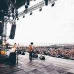 Gen Hoshino Instagram - “so sad so happy” Curated & Produced by Gen Hoshino at SUMMER SONIC BEACH STAGE 1. Opening 2. PETROLS 沢山の声援で迎えて貰い、すごく嬉しかったオープニング。そしていつも最高のペトロールズはまさかのコール＆レスポンスがありました。「テンション上がっちゃって」と本人談。嬉しい。 #ペトロールズ #星野源 #SoSadSoHappy #SUMMERSONIC