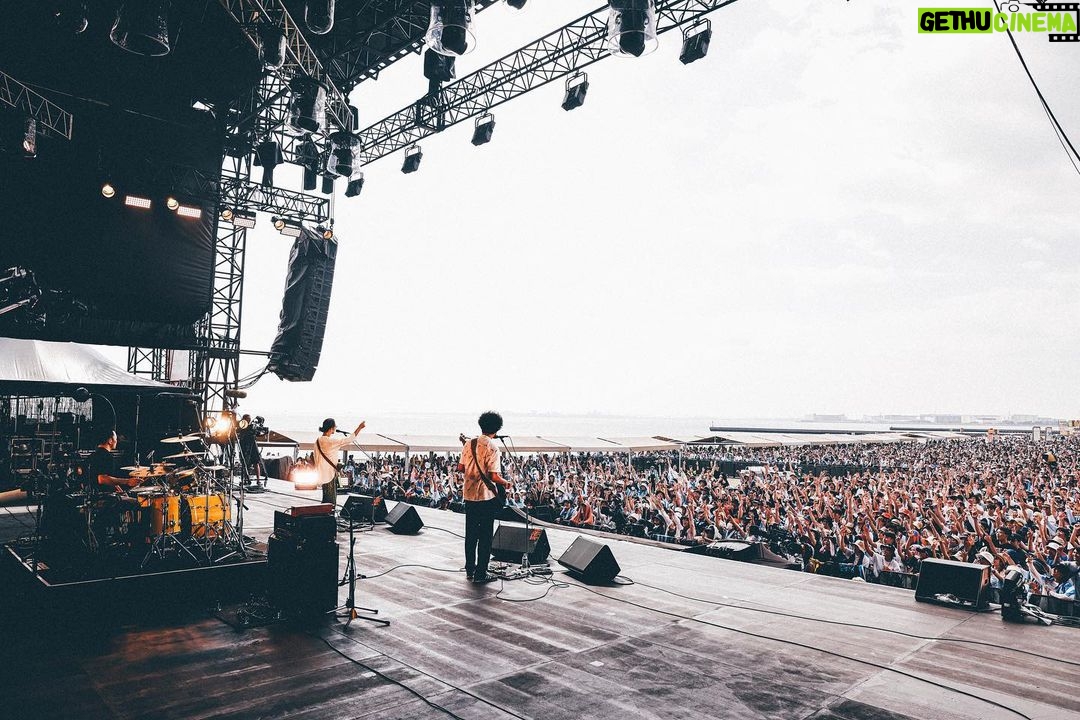 Gen Hoshino Instagram - “so sad so happy” Curated & Produced by Gen Hoshino at SUMMER SONIC BEACH STAGE 1. Opening 2. PETROLS 沢山の声援で迎えて貰い、すごく嬉しかったオープニング。そしていつも最高のペトロールズはまさかのコール&レスポンスがありました。「テンション上がっちゃって」と本人談。嬉しい。 #ペトロールズ #星野源 #SoSadSoHappy #SUMMERSONIC