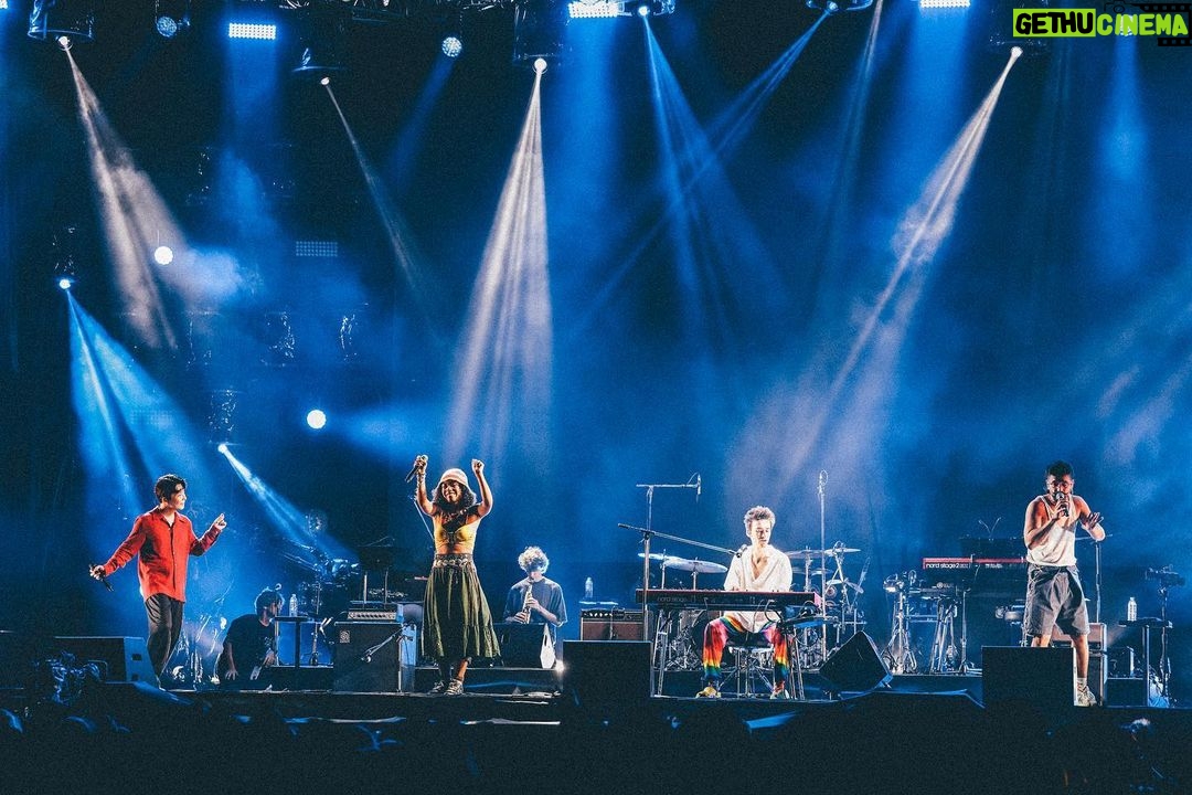 Gen Hoshino Instagram - Thank you! gracias! ありがとう。『So Sad So Happy』改めて素晴らしい1日でした。 様々な国や文化、音楽の才能が、ただラインナップするのではなく、自分という個人を介して音楽を愛する友人たちとして混ざり合い、溶け合い、ここでしか味わえない体験、ここにしかない場所を作り上げたいと思っていました。そして昨日それが叶いました。この日本で新しい音楽の地平が生まれたように思います。この為に集まってくれたアーティスト、スタッフ、関係者のみんな、最高でした。本当に本当にありがとう。 フィナーレには僕、UMI、Jacob Collier, Camilo, Sam Gendelの5人で僕の新曲『Memories』を初披露しました。この楽曲はプロデュース、作曲、楽曲制作をやりました。あの時の会場の空気は忘れられません。音楽人生で最高の瞬間の一つです。 改めて、暑い中体調管理に気をつけながら楽しんでくださった皆さん、最高の空間を一緒に作ってくれて、本当にありがとう!(来られなかった方も、念を飛ばしてくれてありがとうね!) “so sad so happy” was absolutely amazing. We created a one-of-a-kind experience at Summer Sonic where various cultures and musical talents could come together as music-loving friends. A place where we could put aside our business obligations and just be ourselves. I’m confident a new musical horizon was born in Japan yesterday. To all the artists, staff, and people involved, you guys were all incredible. Thank you so, so much. For the finale, UMI, Jacob Collier, Camilo, Sam Gendel, and I unveiled a new song called “Memories,” performed entirely by us five, and produced, composed, and arranged by me. I’ll never forget the atmosphere onstage during our song. It was one of the best moments of my musical career. Once again, thank you all for coming on such a hot day! Después de una noche desde “So Sad So Happy”. Me mezclé con amigos que aman la música, y tuvimos una experiencia única aquí. Fue increíble. Muchas gracias. En el final, Gen Hoshino (yo), UMI, Jacob Collier, Camilo y Sam Gendel presentaron por primera vez mi nueva canción “Memories”. Yo produje, compuse y trabajé en la creación de este tema. No puedo olvidar el ambiente de esa noche en el recinto. Es uno de los momentos más destacados de mi vida musical. Camilo, Jacob, UMI, Sam y todos los que vinieron a ver, gracias de verdad por ayudar a crear ese ambiente tan especial. このフィナーレのポストでコメント欄開けようと思ってたけど昨夜は力尽きちゃって笑。感想はここにコメントしてね! #SUMMERSONIC #SoSadSoHappy #GenHoshino #Jacobcollier#Camilo #UMI #SamGendel #星野源 #サマソニ