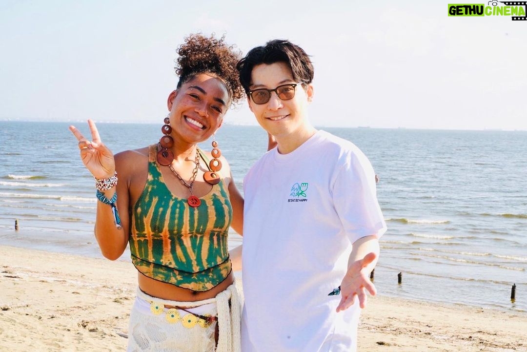Gen Hoshino Instagram - UMI、めちゃくちゃパワフルなステージでした。一緒のステージに出ない? と声を掛けてから数ヶ月。実現してとても嬉しいです。 #UMI #SoSadSoHappy #summersonic