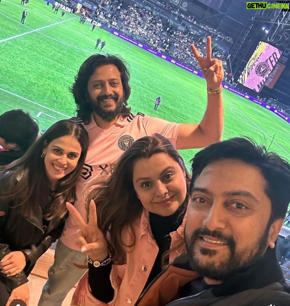 Genelia D'Souza Instagram - Dearest @deepshikhadeshmukh and @dhirajvilasraodeshmukh Happy Anniversary lovebirds I wish you the world of love and happiness and lots and lots of Vedness always Have a super special day 💚