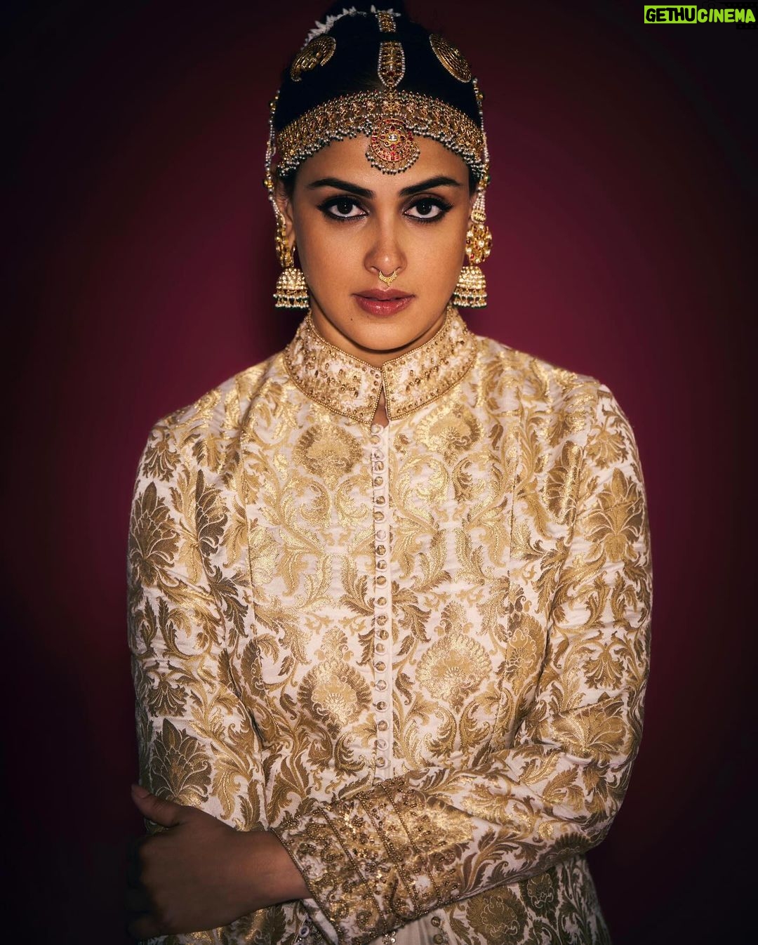 Genelia D'Souza Instagram - Break the trends Put on traditional 💚💚💚 Managed by - @chandnidholakia1989 @ayushpadukone Lehenga- @jigarmaliofficial Jewellery - @kishandasjewellery Potli - @douxamourindia Makeup and hair - @rishinaacharya Styling - @who_wore_what_when Assisted - @d.shubham_j Photography- @rohnpingalay