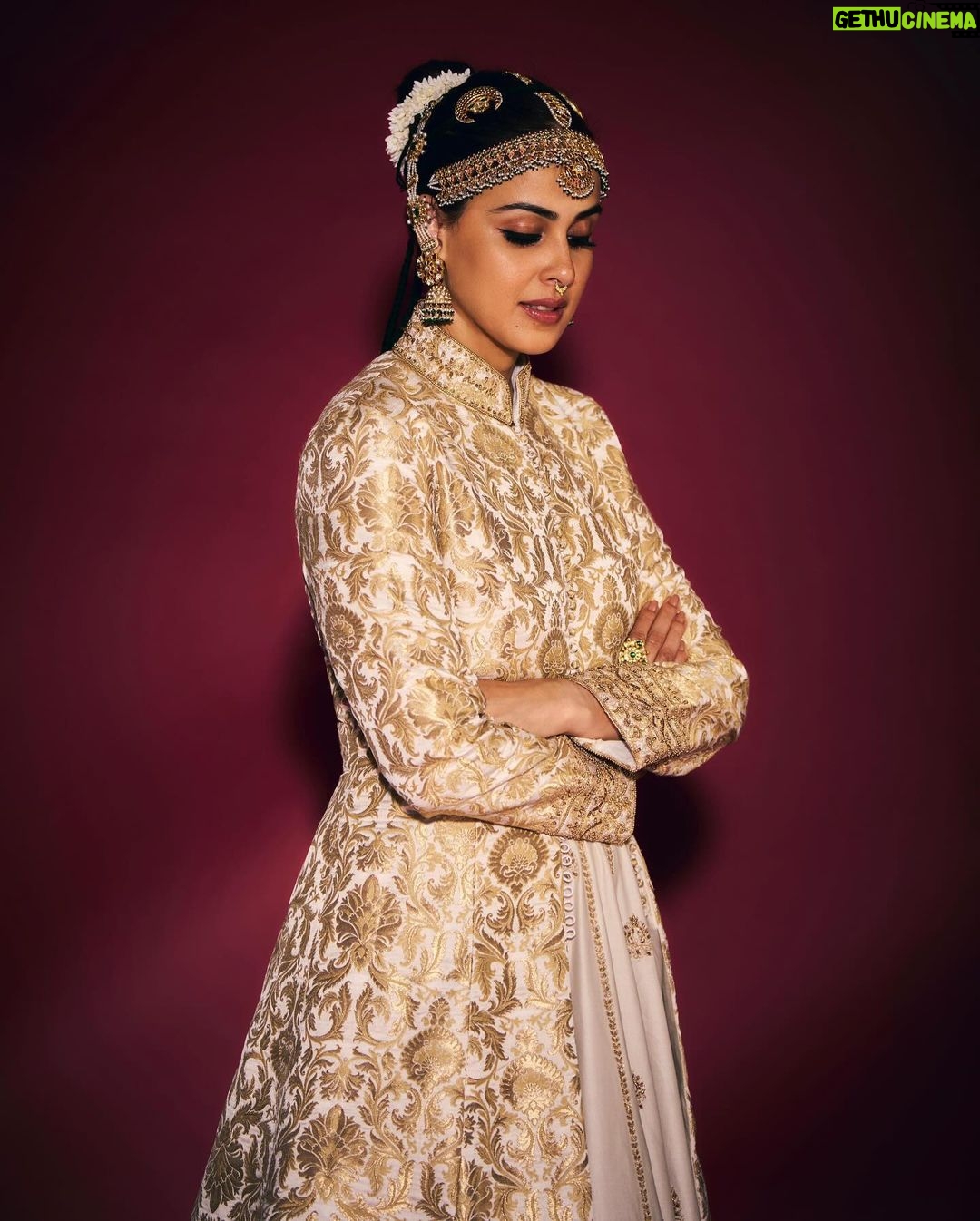 Genelia D'Souza Instagram - Break the trends Put on traditional 💚💚💚 Managed by - @chandnidholakia1989 @ayushpadukone Lehenga- @jigarmaliofficial Jewellery - @kishandasjewellery Potli - @douxamourindia Makeup and hair - @rishinaacharya Styling - @who_wore_what_when Assisted - @d.shubham_j Photography- @rohnpingalay