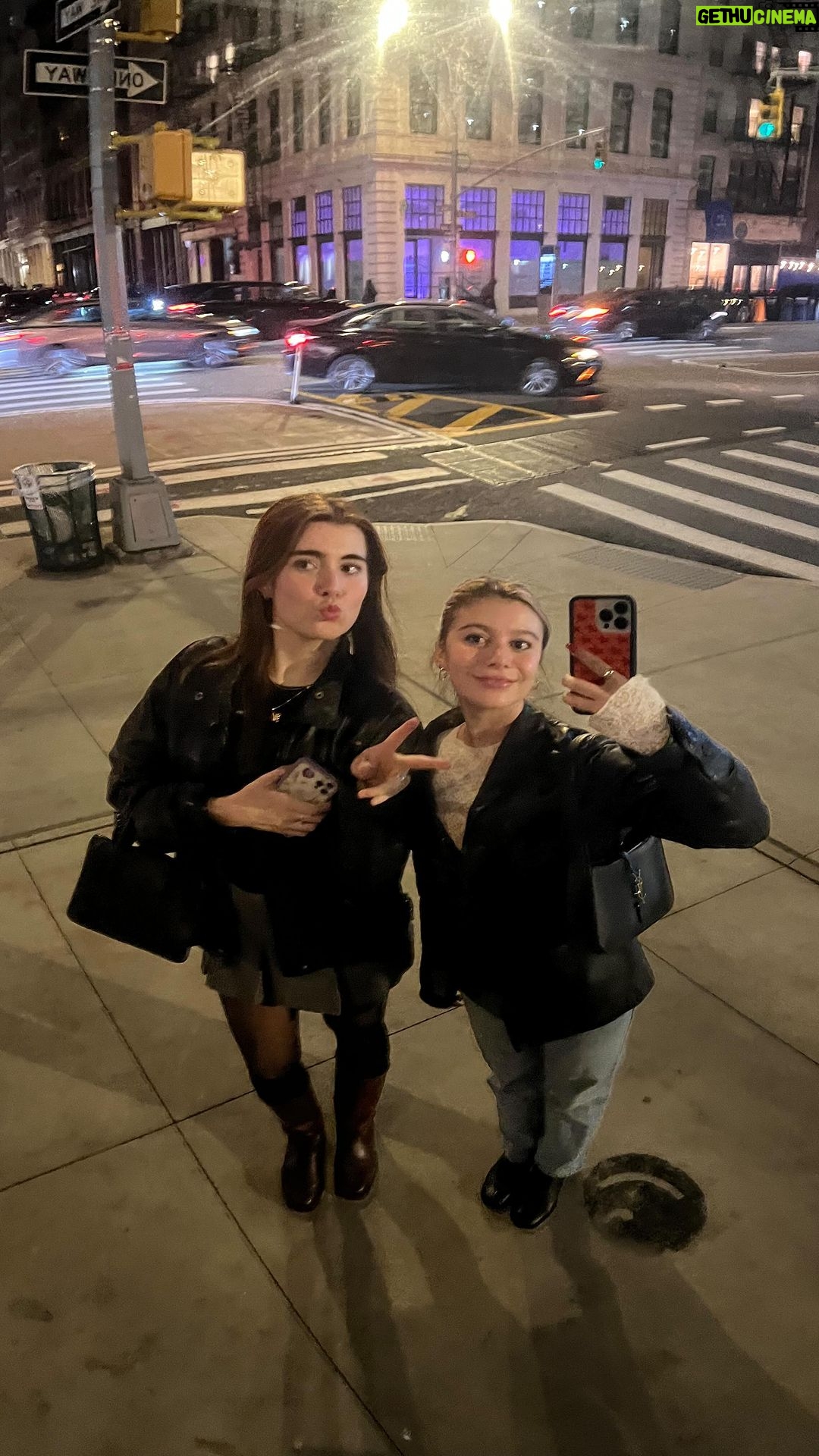 Genevieve Hannelius Instagram - New chapter!! 📦🚚 Stress-free moving experience thanks to the amazing team at @roadwaymoving ! #roadwaymoving #movewithroadway