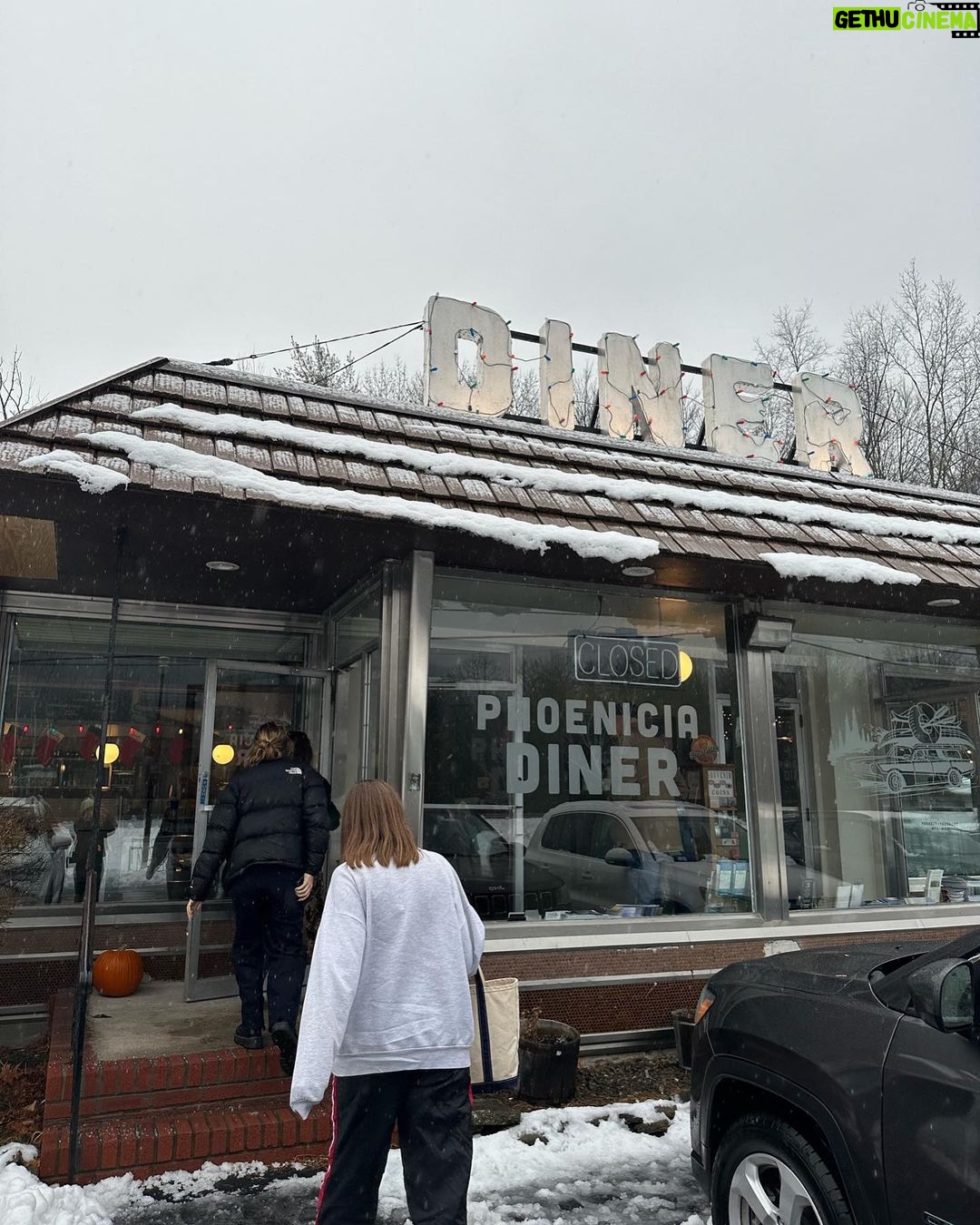 Genevieve Hannelius Instagram - Early birthday celebration in a snowstorm❄️🌨️☃️HEART SO FULL🥹🫶