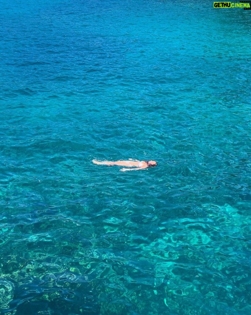 Genevieve Hannelius Instagram - my year of rest and relaxation Negril, Jamaica